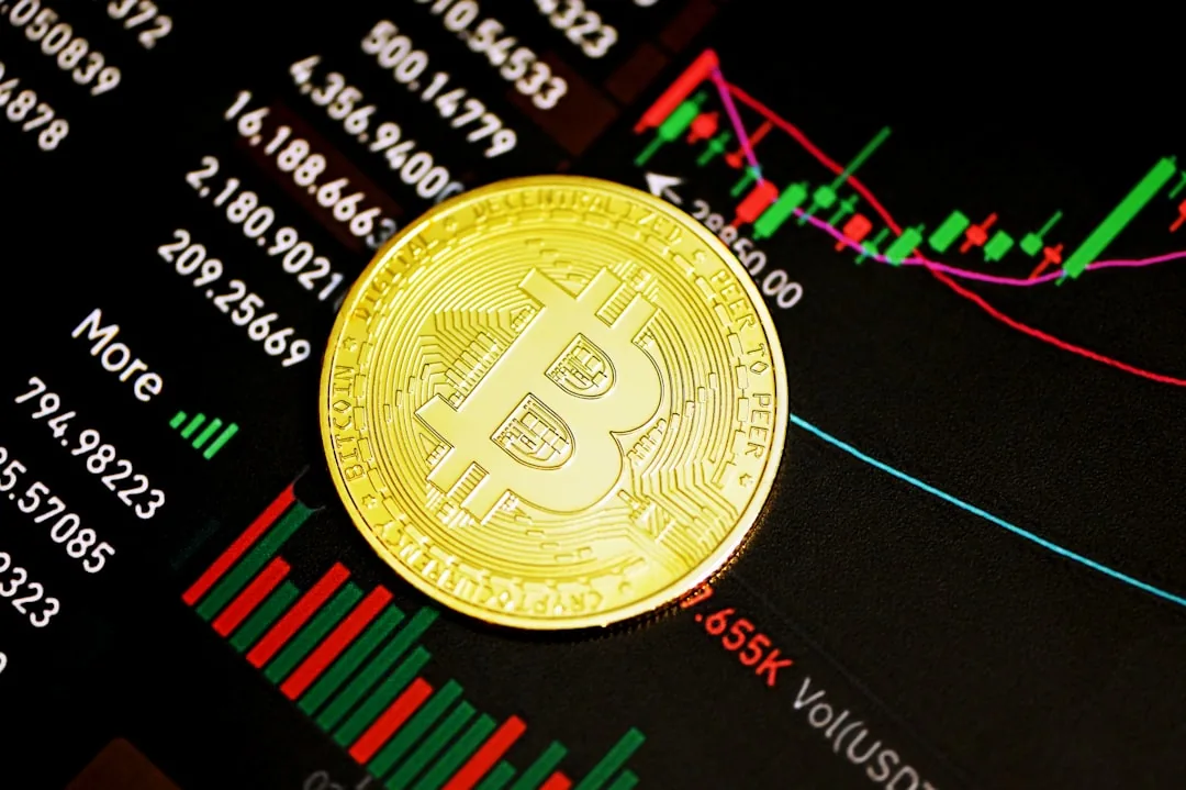 금색 코인이 빨강·초록 캔들 차트 위에 놓인 사진으로, 코인 시장의 큰 변동성과 알트코인 베타 개념을 표현한 대표 이미지