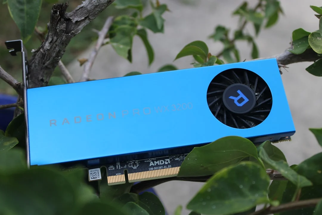 고성능 그래픽카드(GPU)를 가까이서 찍은 사진으로, 채굴 연산에 쓰이는 하드웨어와 채굴자 수익 구조를 표현한 이미지