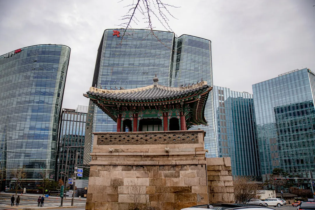 서울 핀테크 빌딩 이미지로 한국 가상자산 거래소 규제 환경을 표현