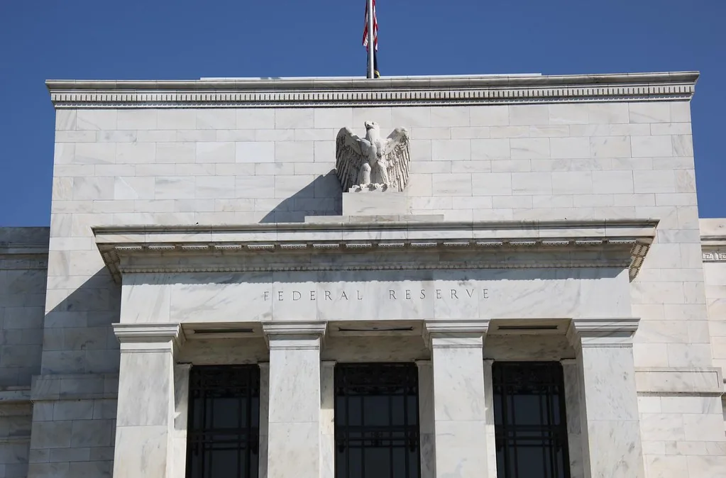 워싱턴 D.C. 연방준비제도(Fed) 건물 정면, 독수리 조각과 성조기가 보이는 모습 — FOMC 점도표 발표가 비트코인 시장에 미치는 영향을 상징