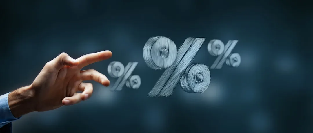 금리와 통화정책을 상징하는 미국 달러와 퍼센트 개념 사진으로, 연준의 금리 결정이 자산 시장에 미치는 영향을 표현한 이미지