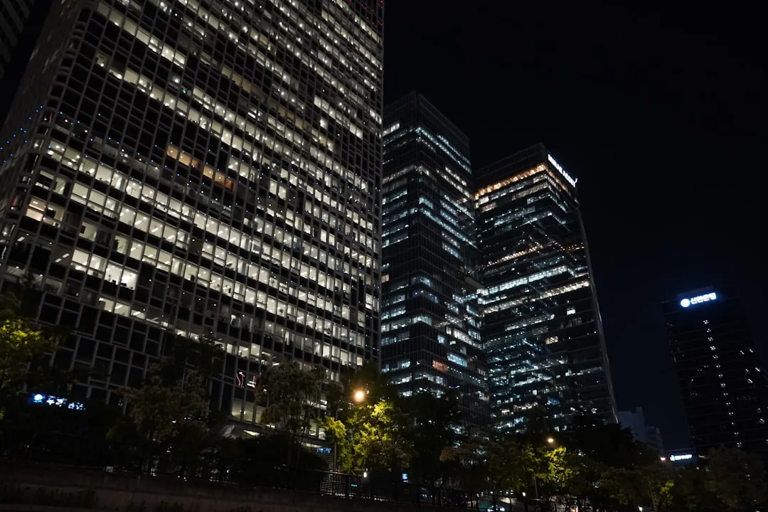 XRP가 업비트·빗썸에서 비트코인·이더리움 거래량을 추월한 한국 시장 쏠림 구조 인포그래픽